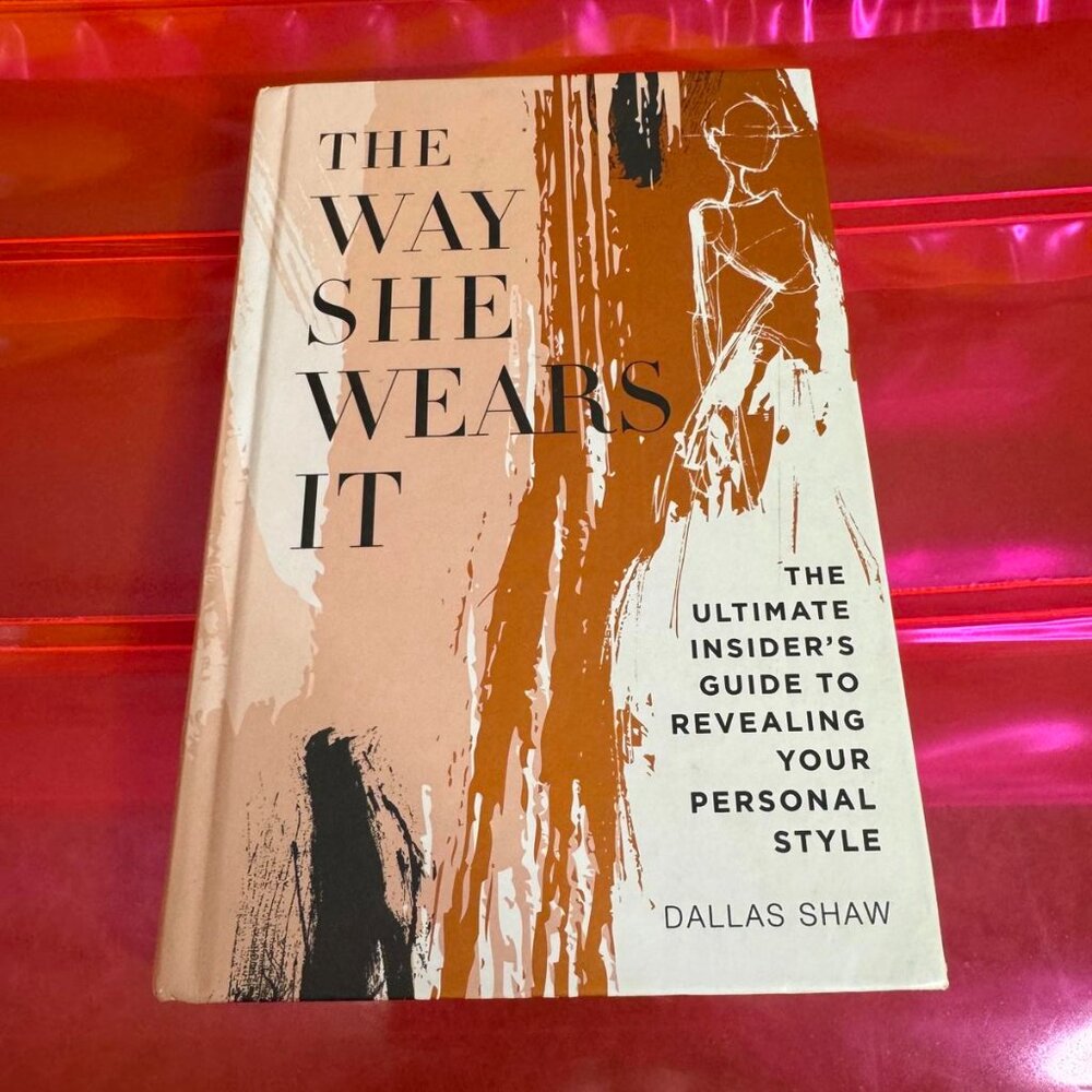 THE WAY‎ SHE WEARS IT BOOK